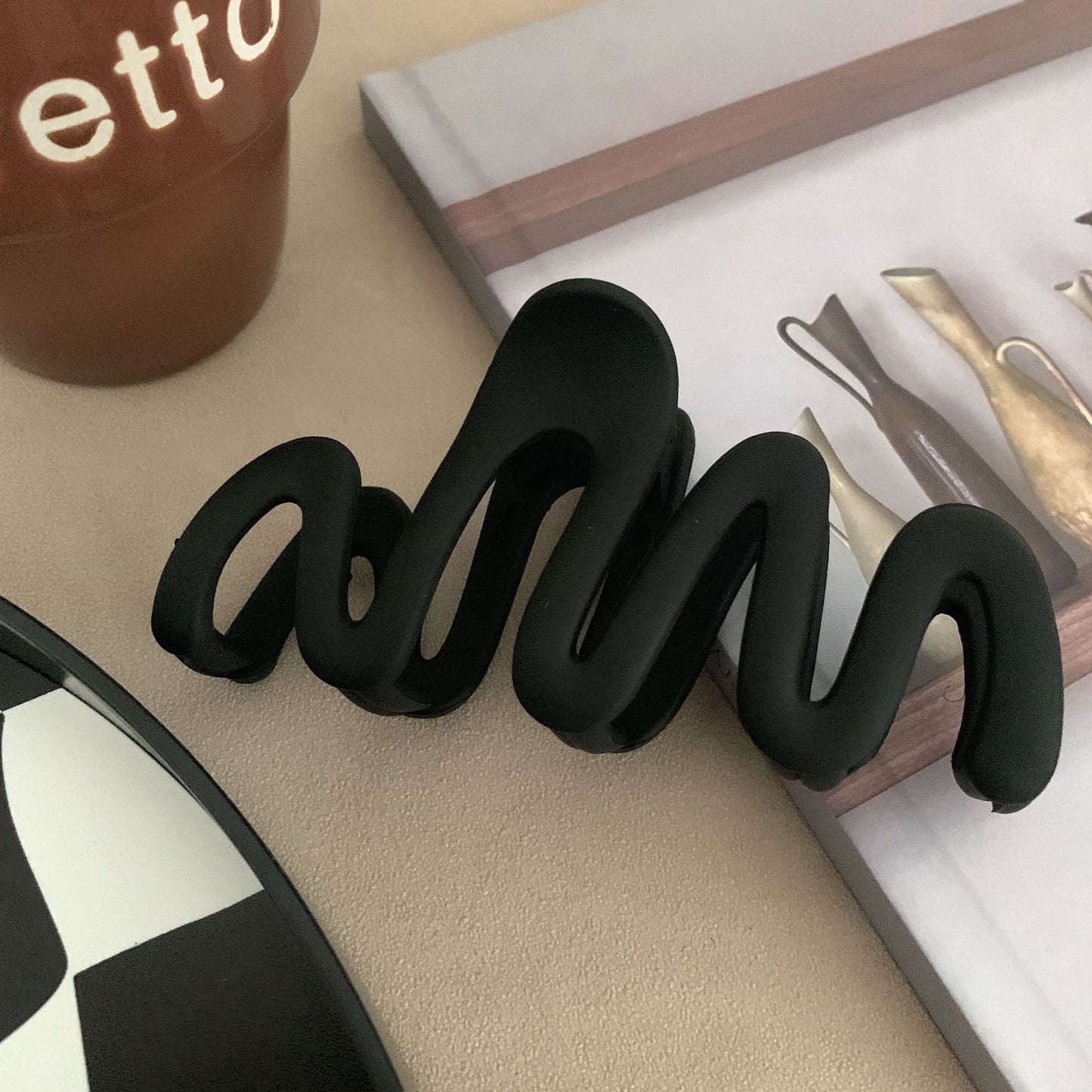 women's simple style waves plastic resin hair claws(1).jpg